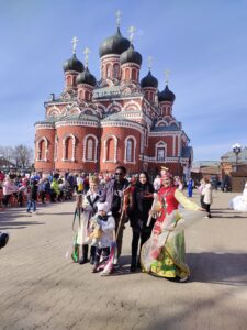 Подробнее о статье В субботу, 16 марта, иностранные граждане приняли участие в народных гуляниях, посвящённых празднику Масленицы.